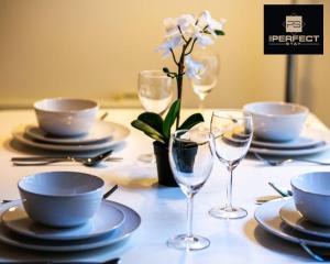 Nápoje v ubytování Cosmo Modern Apartment Central By Your Perfect Stay Short lets Birmingham