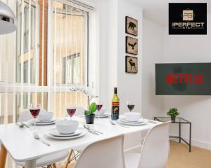 Nápoje v ubytování Cosmo Modern Apartment Central By Your Perfect Stay Short lets Birmingham