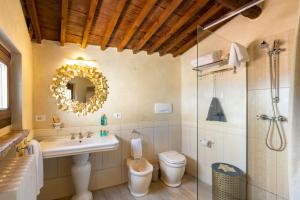 A bathroom at Castrum Wine Relais