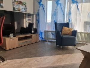 Televisyen dan/atau pusat hiburan di Wohnung mit Teil See Sicht und Schwimmbad