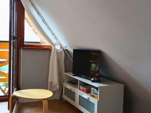 TV a/nebo společenská místnost v ubytování TWOJA CHATA Apartamenty pod niebem zarezerwuj na podhalami pl