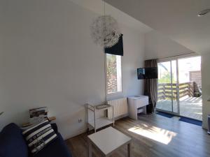 een woonkamer met een bank en een tafel bij Appartement indépendant avec terrasse à 200m de la plage in Canet-en-Roussillon