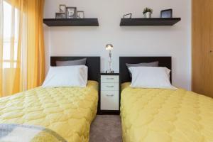 - 2 lits installés l'un à côté de l'autre dans une chambre dans l'établissement Deluxe Modern Flat w/ Balcony by Host Wise, à Porto