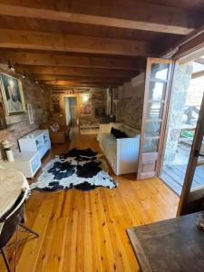 Oden的住宿－Moli，客厅铺有木地板,配有地毯。