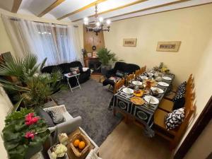 uma sala de estar com uma mesa longa com comida em Gran Company em Oden