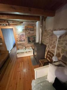Oden的住宿－Moli，客厅设有一张床和一个壁炉