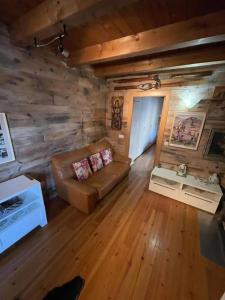 Oden的住宿－Moli，小木屋内带沙发的客厅