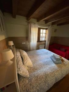 una camera con letto, lampada e finestra di Moli a Oden