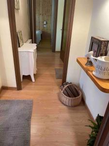 um corredor de um quarto com pisos em madeira e um lavatório em Gran Company em Oden