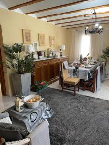 una cucina e una sala da pranzo con tavolo e sala da pranzo di Gran Parents a Oden
