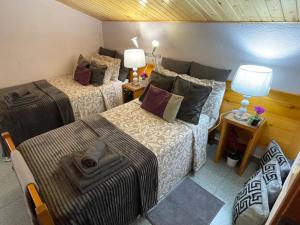 Gran Parents في Oden: غرفة صغيرة بها سريرين وأريكة