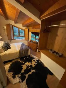1 dormitorio con alfombra de vaca en el suelo en Panoramico, en Odèn