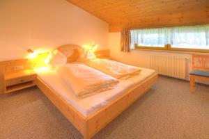 1 dormitorio con 1 cama en una habitación con ventana en Sauschneid Hof, en Taxenbach