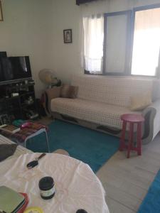 un soggiorno con divano e sgabello di Çanak tatil sitesi a Mersinli