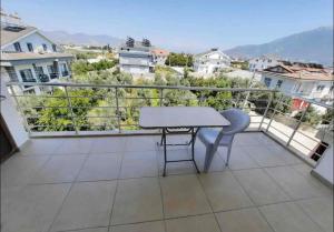 een balkon met een tafel en stoel bij Infinity Suites in Fethiye