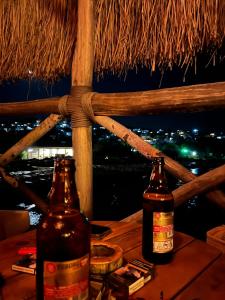 twee flessen bier bovenop een tafel bij Çanak tatil sitesi in Mersinli