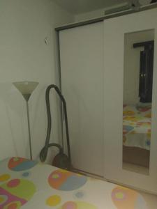 een slaapkamer met een spiegel, een bed en een lamp bij Çanak tatil sitesi in Mersinli