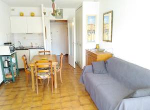 a living room with a table and a couch at STUDIO Climatisé proche plage 4 PERS in Cavalaire-sur-Mer