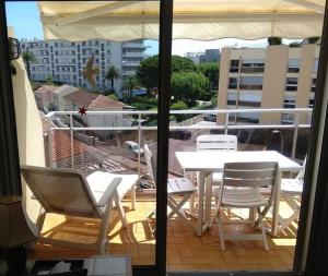 a patio with a table and chairs on a balcony at STUDIO Climatisé proche plage 4 PERS in Cavalaire-sur-Mer