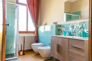 沃蓋拉的住宿－B&B LA VILLA，浴室配有卫生间、盥洗盆和淋浴。
