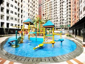 un parco giochi nel centro di una città di Transpark Juanda by 21 Room a Bekasi