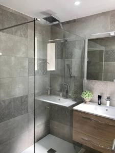y baño con ducha acristalada y lavamanos. en La Balouvière Villa entre Cévennes et Provence, en Laudun