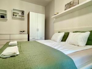 Posteľ alebo postele v izbe v ubytovaní Marina Panorama Apartment & Garage + 37 fotografií