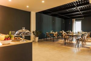 ein Restaurant mit Tischen und Stühlen in einem Zimmer in der Unterkunft Luna Nova Rooms in San Valentino Torio