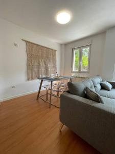 a living room with a couch and a table at Bajo con Terraza Asón River in Limpias