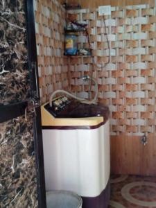 een badkamer met een ligbad en een wastafel bij POP Pinki Homestay in Arli