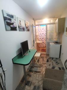 een kleine kamer met een bureau en een laptop. bij EXIT apartman in Novi Sad