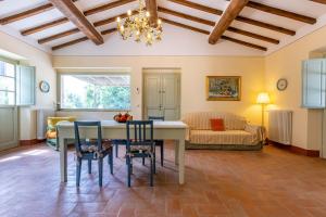 a living room with a table and chairs and a couch at Agriturismo I Savelli in Castiglione dʼOrcia