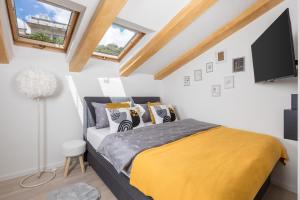 een slaapkamer met een bed met een gele deken bij CABALLERO in Opatija
