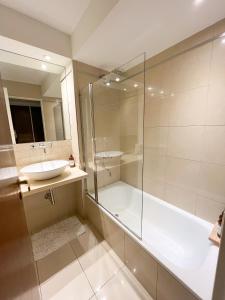 a bathroom with a tub and a sink and a shower at Coqueto departamento en Recoleta in Buenos Aires