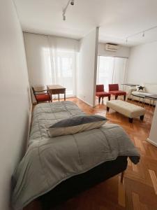 a bedroom with a bed and a living room at Coqueto departamento en Recoleta in Buenos Aires