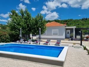Bazén v ubytování Holiday home "Olive tree", with new pool, jacuzzi and sauna nebo v jeho okolí