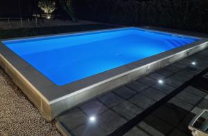 Bazén v ubytování Holiday home "Olive tree", with new pool, jacuzzi and sauna nebo v jeho okolí