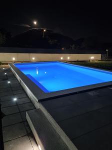 Bazén v ubytování Holiday home "Olive tree", with new pool, jacuzzi and sauna nebo v jeho okolí