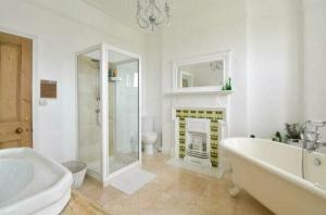 A bathroom at West Hill Villa Retreat Edwardian City View Ensuite with Room Served Breakfast & Free Parking