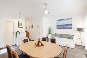 uma sala de estar com uma mesa e um sofá em Apartment Mirta em Privlaka