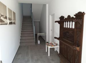 um quarto com uma escada e uma escada de madeira em PENSION IRATI em Rincón de Soto