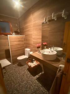 ein Badezimmer mit Waschbecken und Toilette in der Unterkunft Carlota y Vaquero house in Vinarós