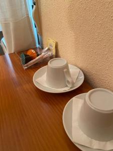 una mesa con dos platos y un sombrero en ella en Hostal Jose Mari, en Ciudad Rodrigo