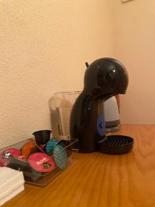 uma máquina de café sentada em cima de uma mesa em Hostal Jose Mari em Ciudad-Rodrigo