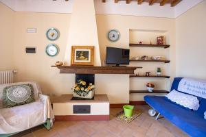 a living room with a fireplace and a couch at Agriturismo I Savelli in Castiglione dʼOrcia