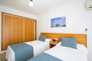 Postel nebo postele na pokoji v ubytování Hostal RR Feria by Beleret
