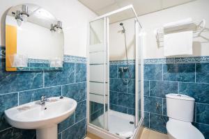 uma casa de banho com um chuveiro, um lavatório e um WC. em Hostal RR Feria by Beleret em Valência