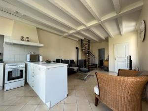 cocina y sala de estar con barra y sillas en Chez Tonio - Montereau, en Montereau-Fault-Yonne
