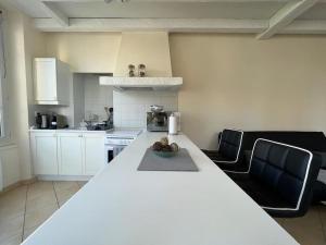 una cocina con una gran mesa blanca y sillas en Chez Tonio - Montereau, en Montereau-Fault-Yonne