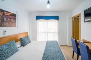 Postel nebo postele na pokoji v ubytování Hostal RR Feria by Beleret